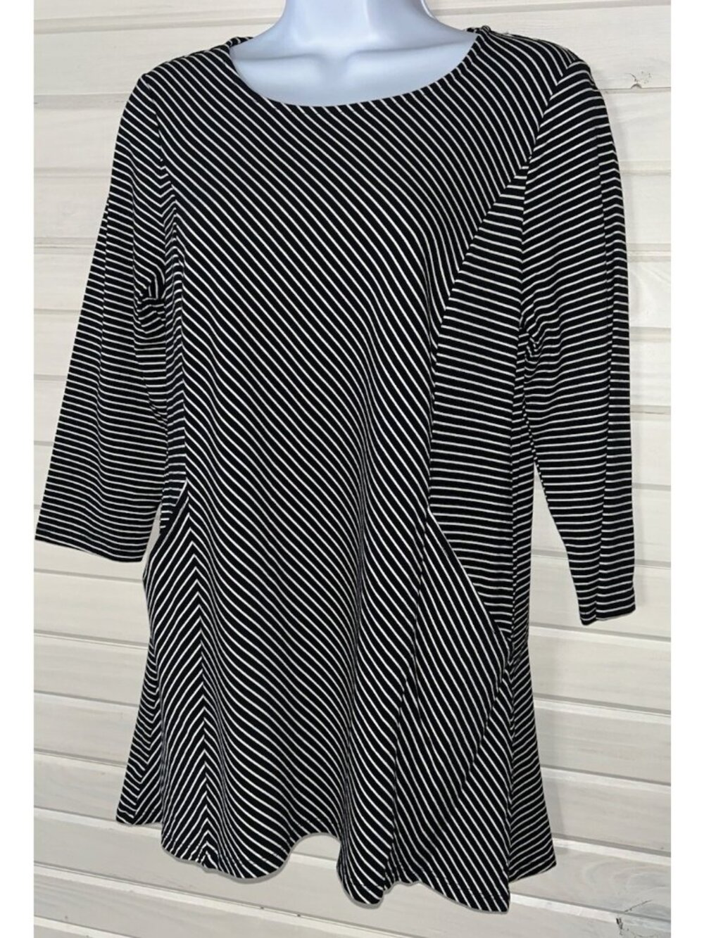 Chicos Sz 0 (SMALL) Black White Mixed Stripes Pocket Knit Tunic Stretch EUC